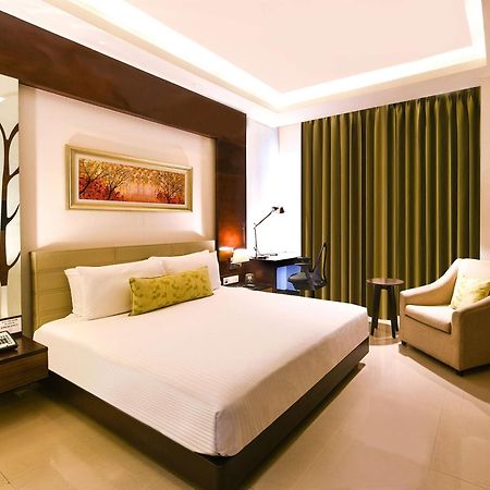 Doubletree By Hilton Gurugram Baani Square Otel Gurgaon Dış mekan fotoğraf