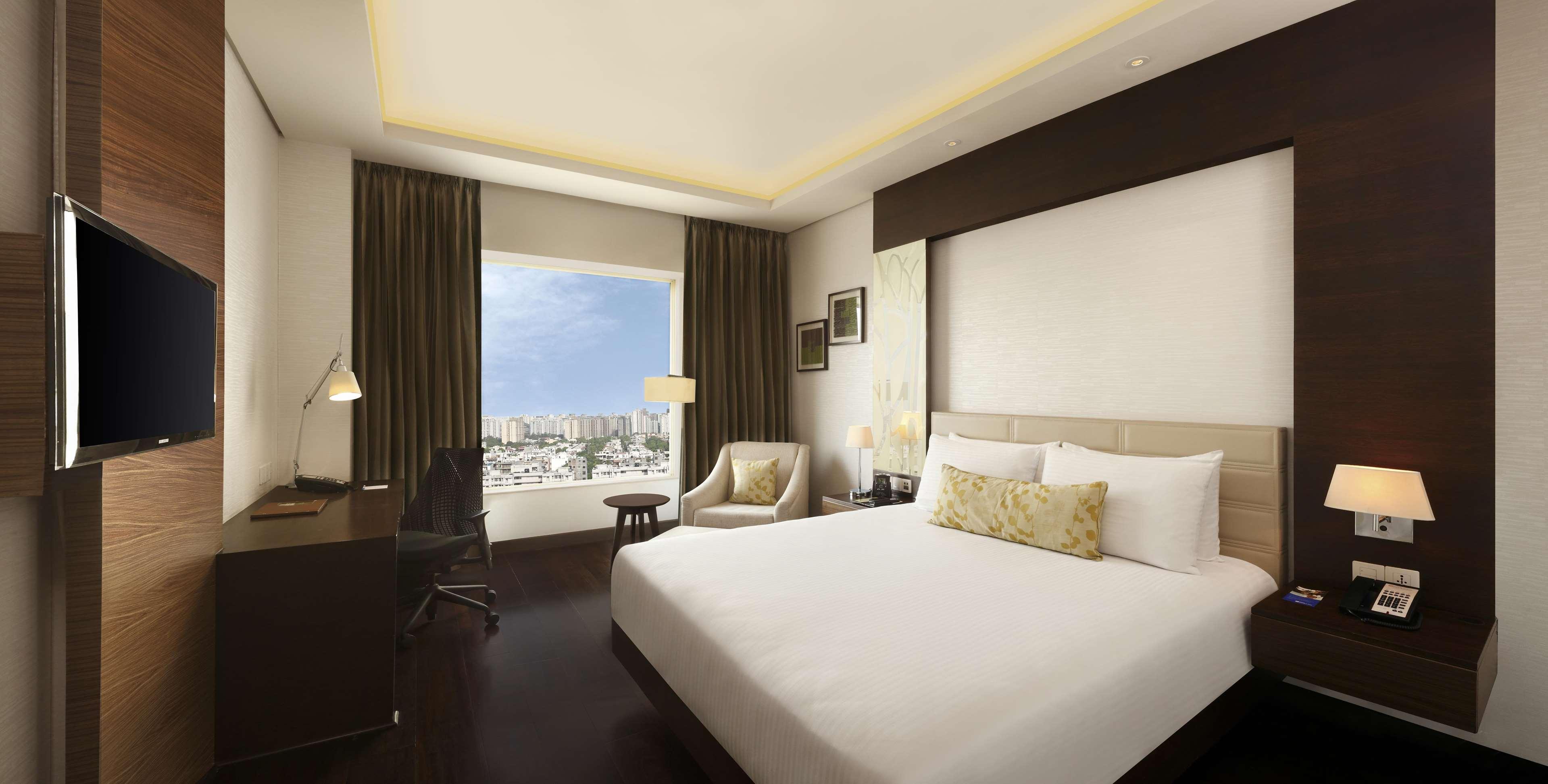 Doubletree By Hilton Gurugram Baani Square Otel Gurgaon Dış mekan fotoğraf