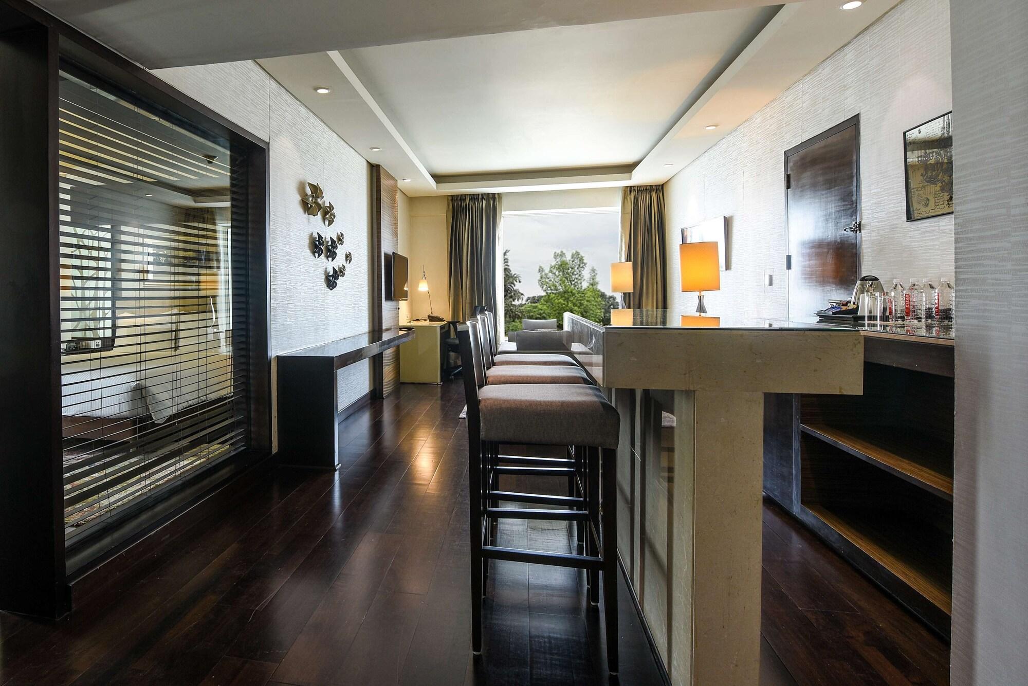 Doubletree By Hilton Gurugram Baani Square Otel Gurgaon Dış mekan fotoğraf