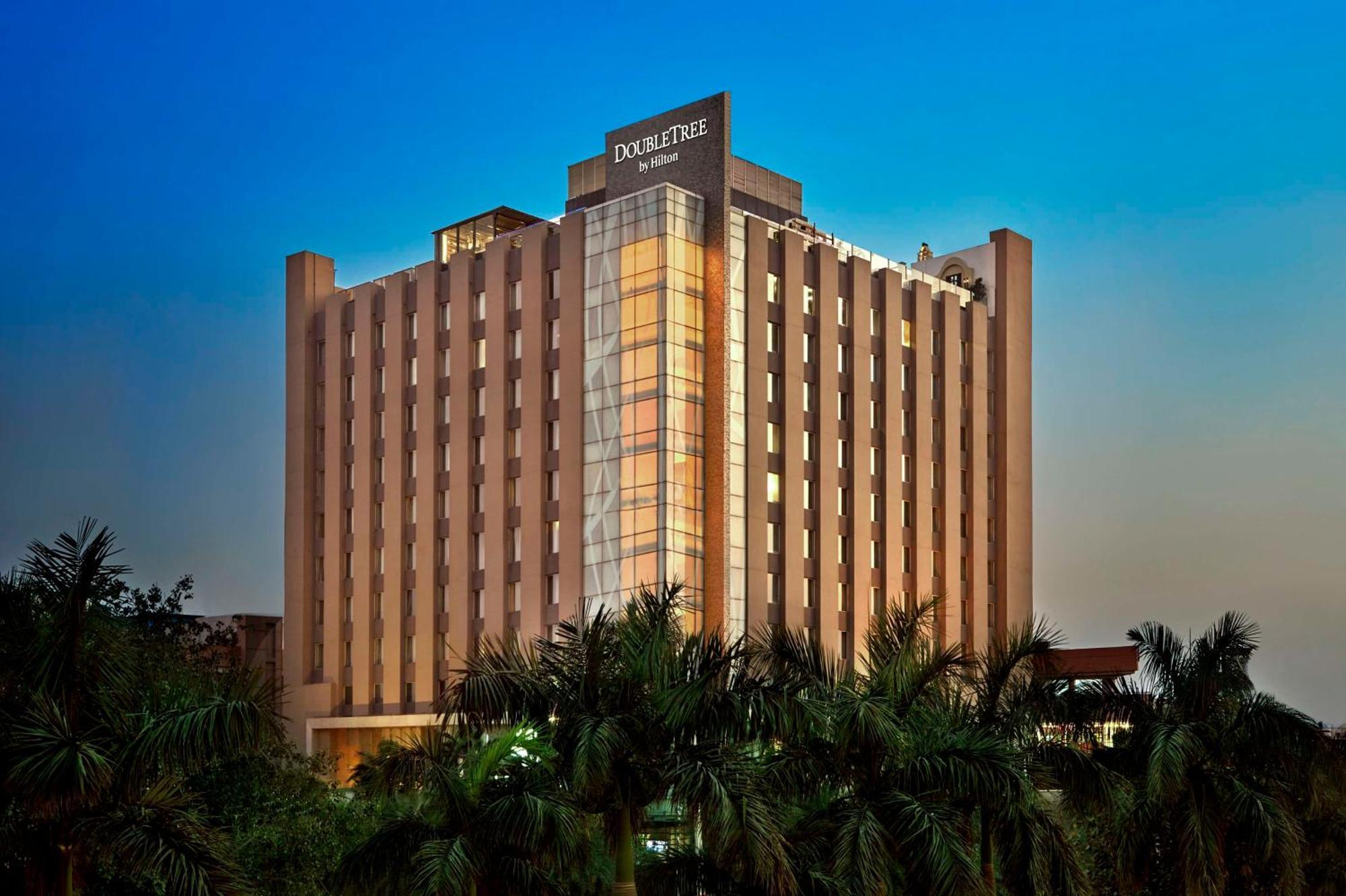 Doubletree By Hilton Gurugram Baani Square Otel Gurgaon Dış mekan fotoğraf