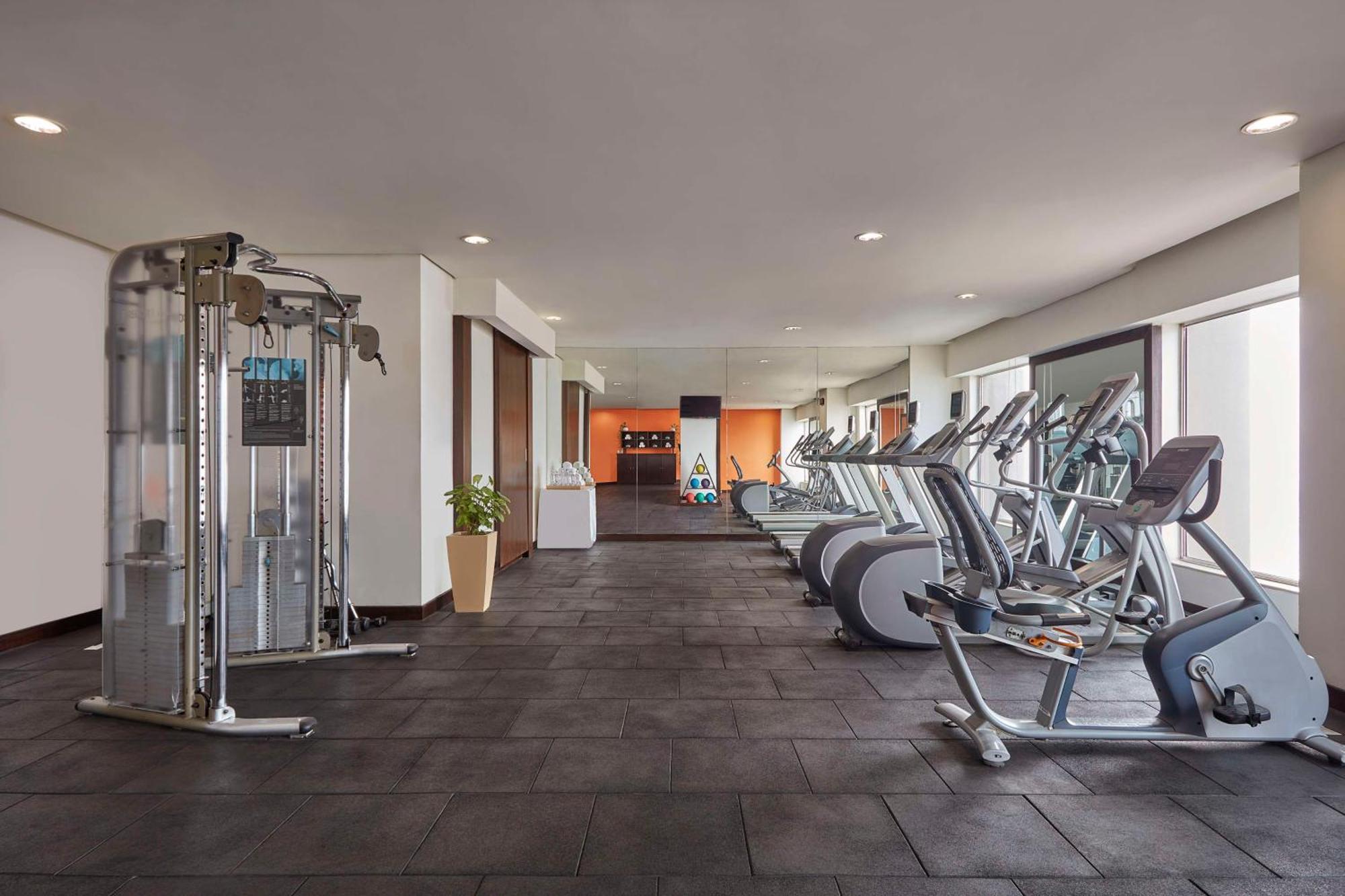 Doubletree By Hilton Gurugram Baani Square Otel Gurgaon Dış mekan fotoğraf