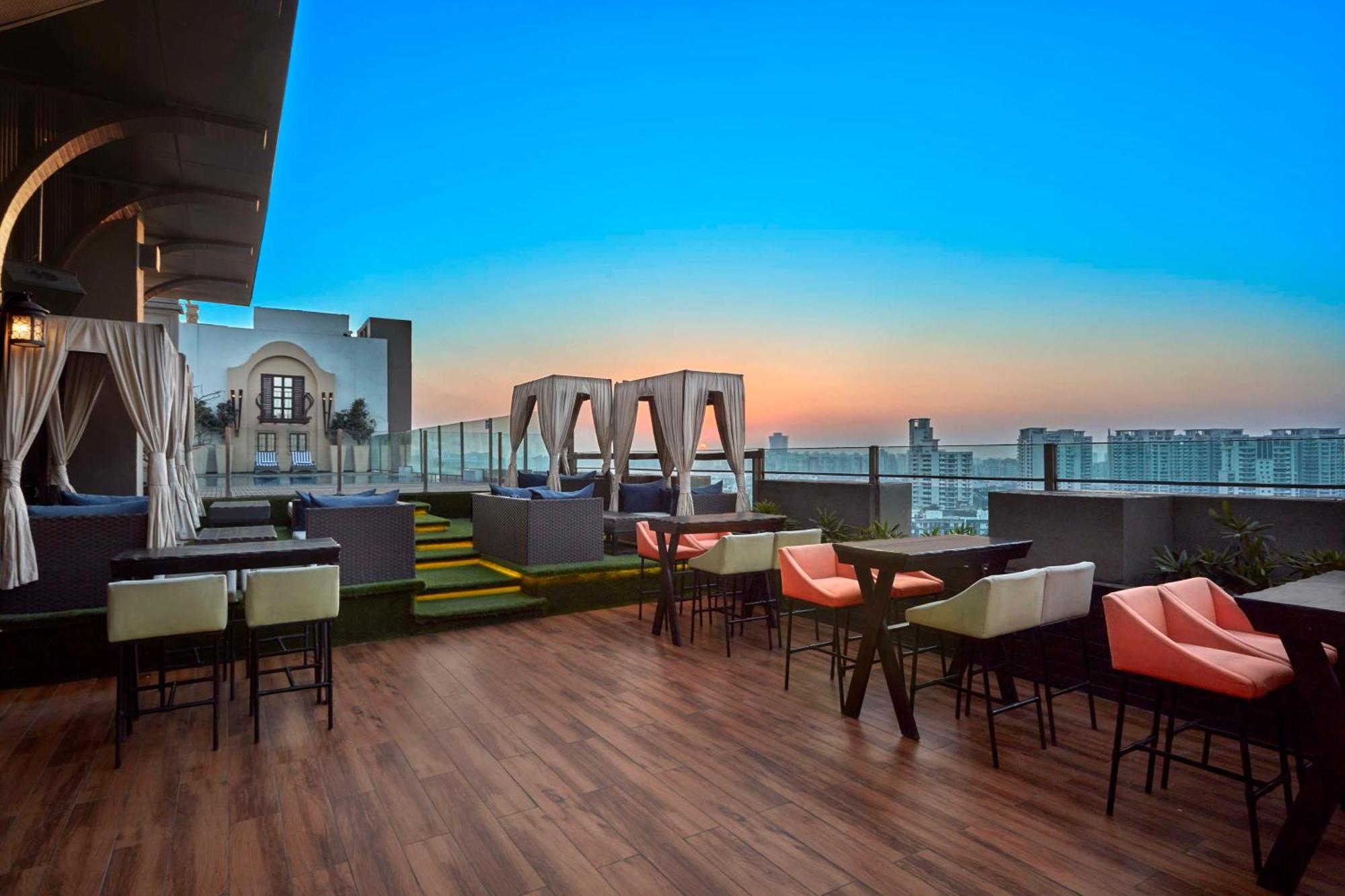 Doubletree By Hilton Gurugram Baani Square Otel Gurgaon Dış mekan fotoğraf