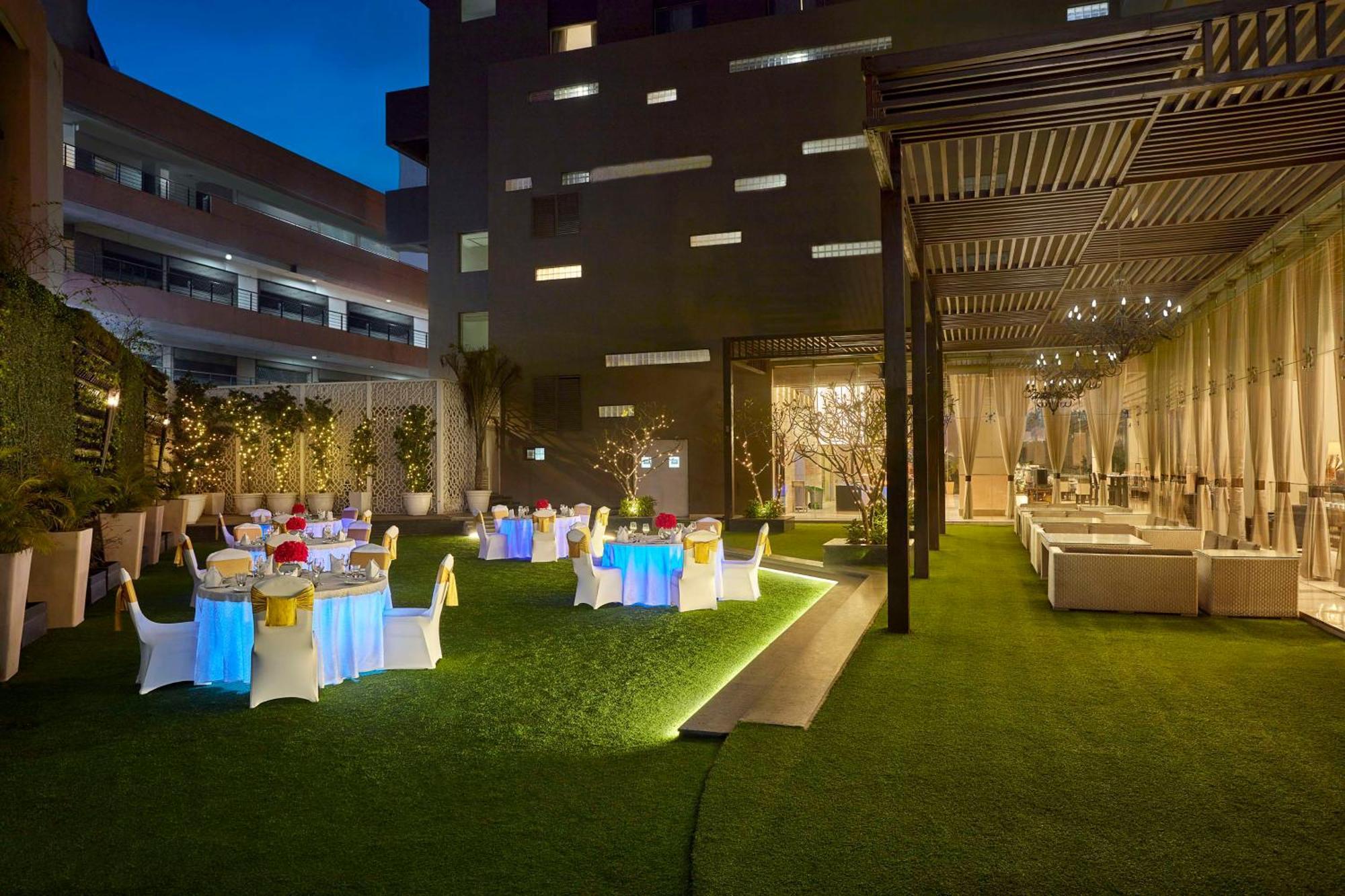 Doubletree By Hilton Gurugram Baani Square Otel Gurgaon Dış mekan fotoğraf