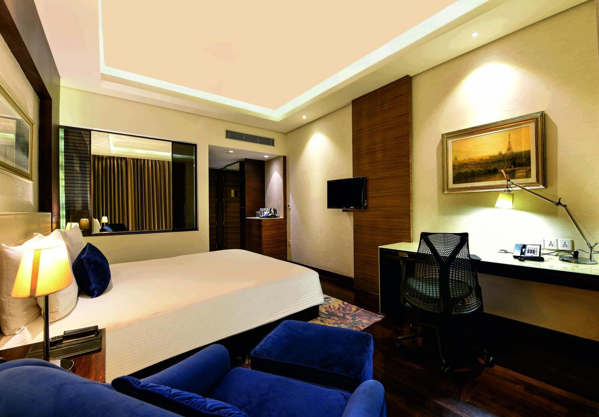 Doubletree By Hilton Gurugram Baani Square Otel Gurgaon Dış mekan fotoğraf
