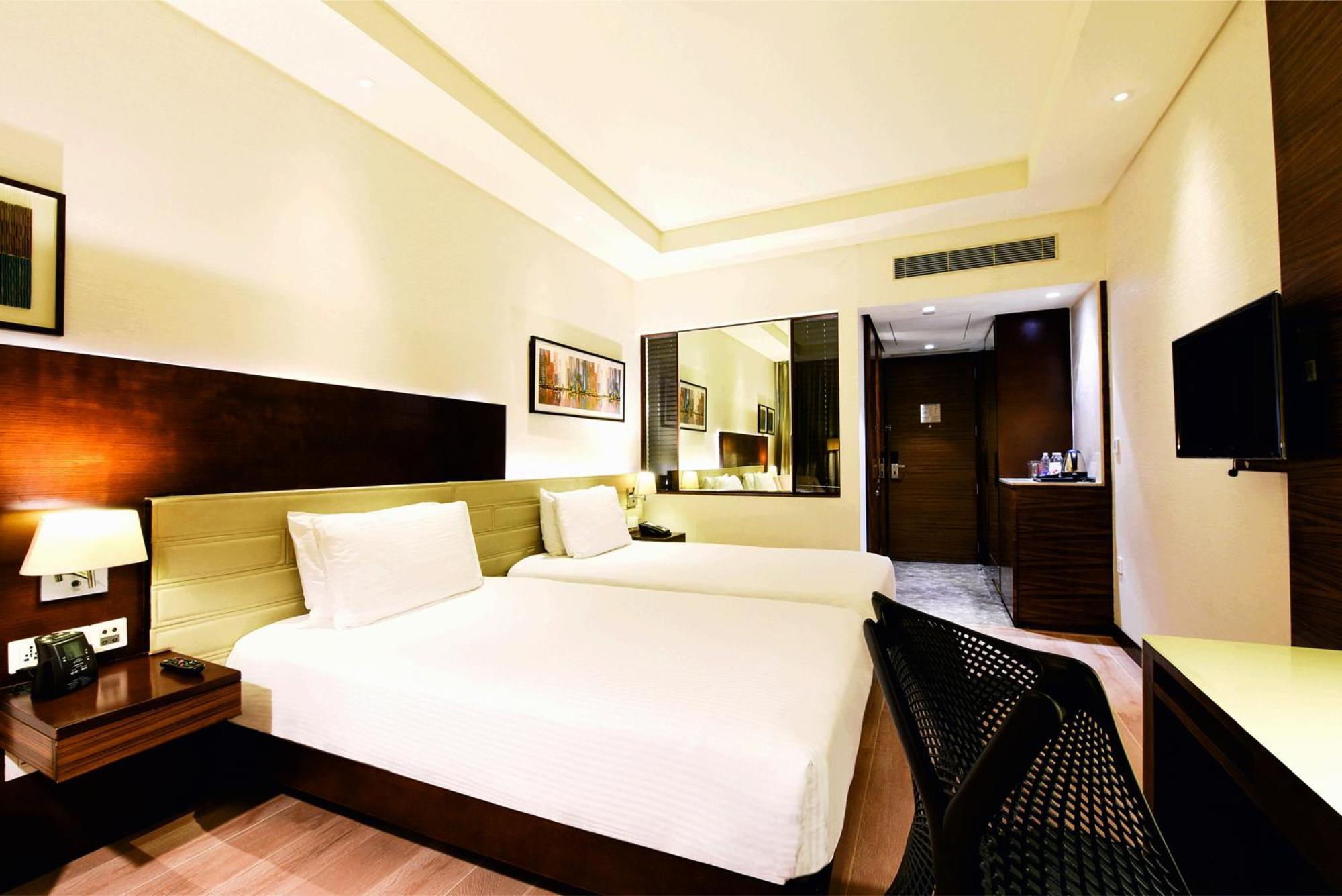 Doubletree By Hilton Gurugram Baani Square Otel Gurgaon Dış mekan fotoğraf