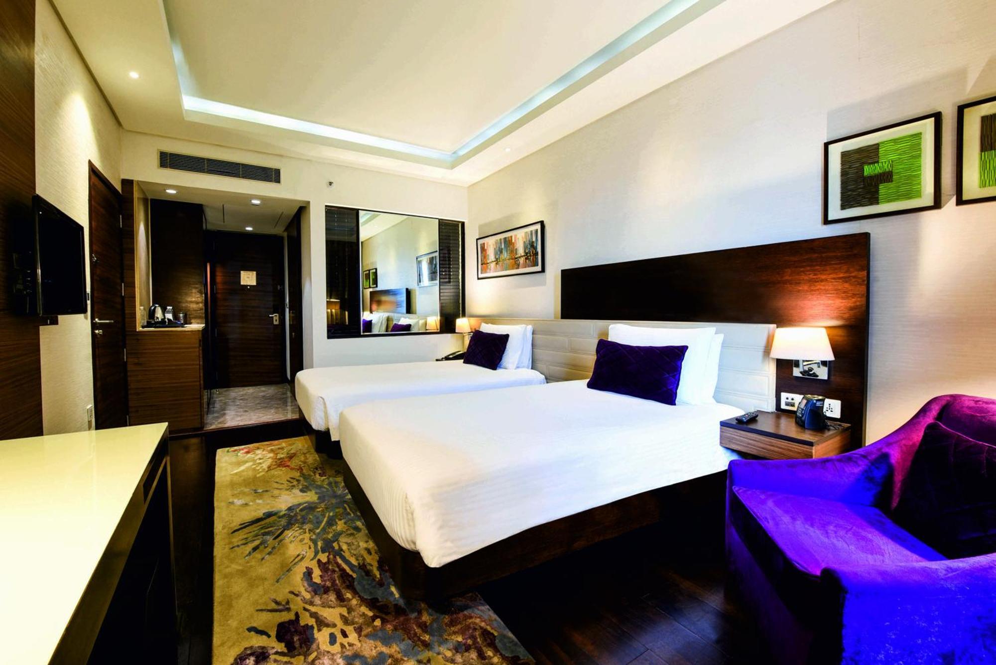 Doubletree By Hilton Gurugram Baani Square Otel Gurgaon Dış mekan fotoğraf