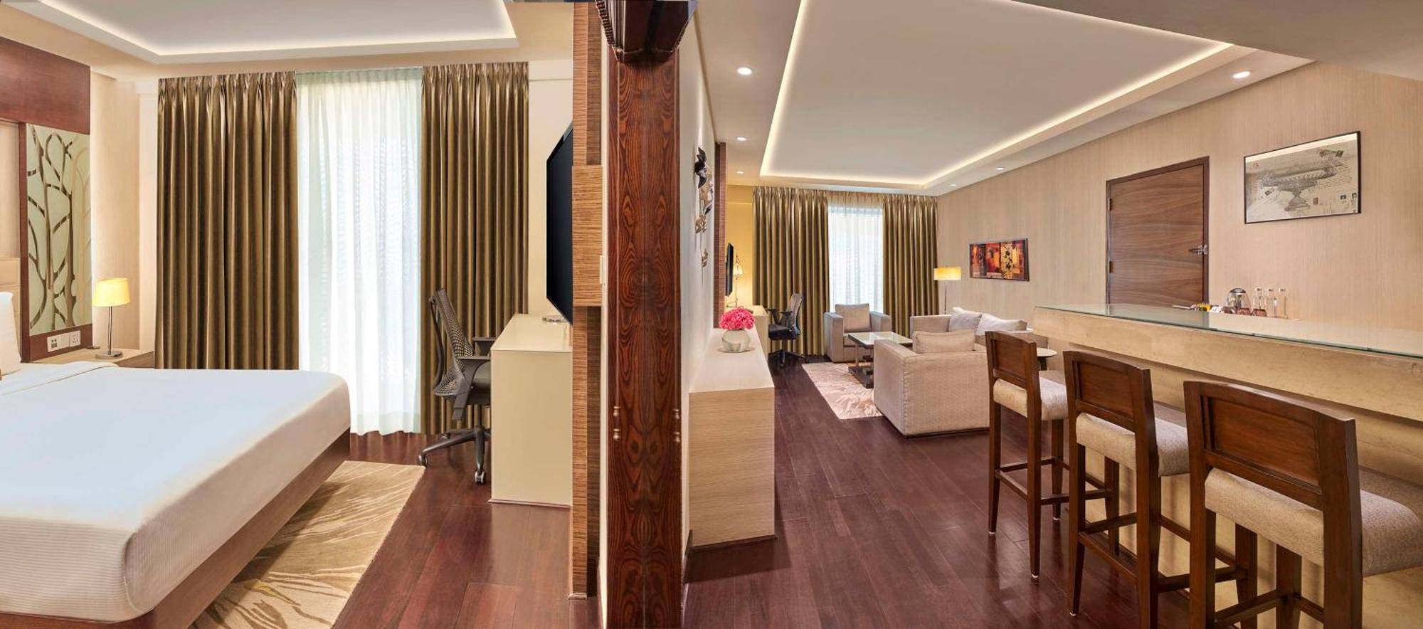 Doubletree By Hilton Gurugram Baani Square Otel Gurgaon Dış mekan fotoğraf