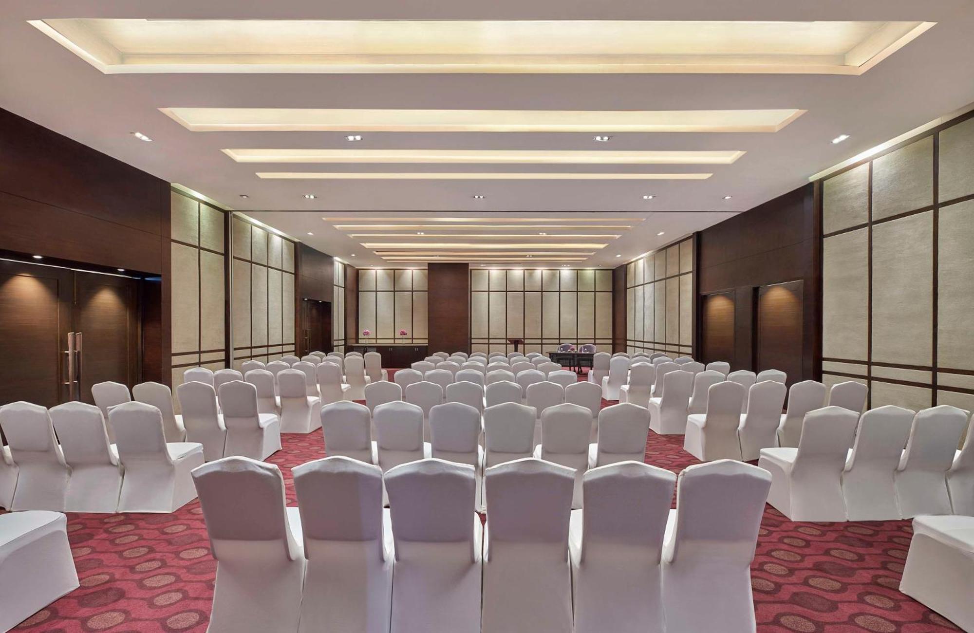 Doubletree By Hilton Gurugram Baani Square Otel Gurgaon Dış mekan fotoğraf