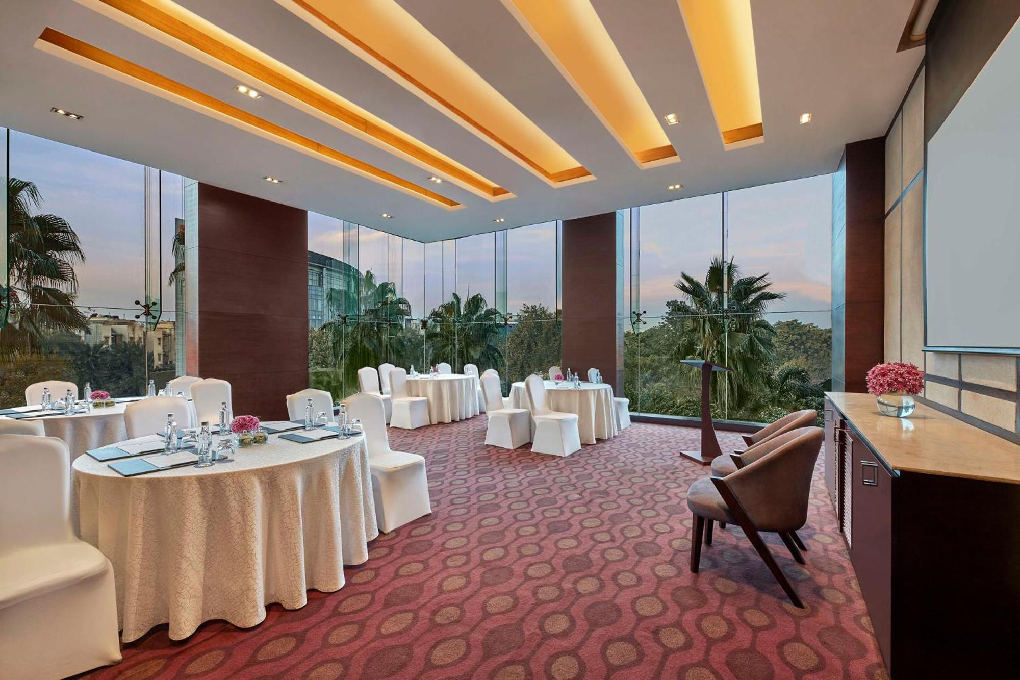 Doubletree By Hilton Gurugram Baani Square Otel Gurgaon Dış mekan fotoğraf