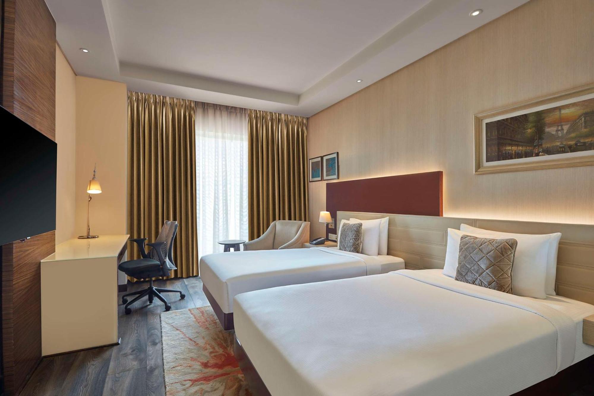 Doubletree By Hilton Gurugram Baani Square Otel Gurgaon Dış mekan fotoğraf