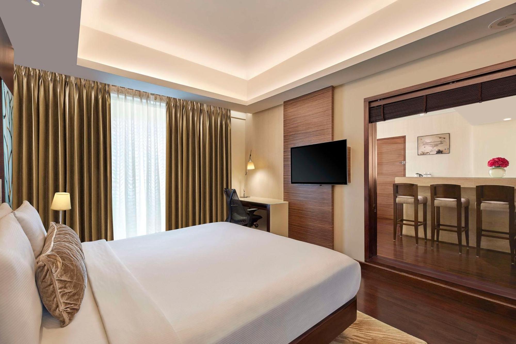 Doubletree By Hilton Gurugram Baani Square Otel Gurgaon Dış mekan fotoğraf