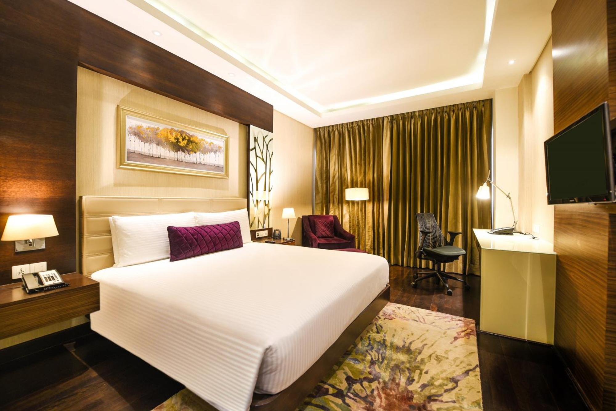Doubletree By Hilton Gurugram Baani Square Otel Gurgaon Dış mekan fotoğraf