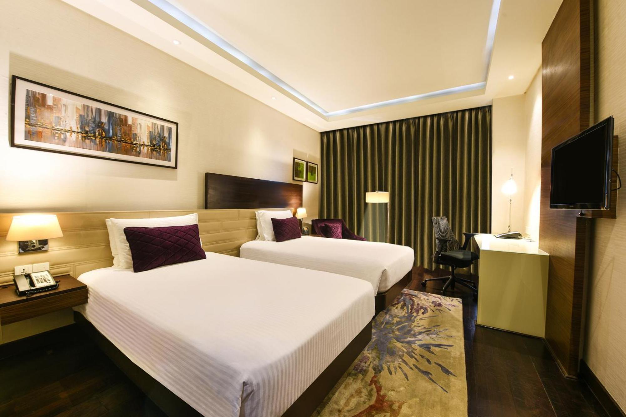 Doubletree By Hilton Gurugram Baani Square Otel Gurgaon Dış mekan fotoğraf