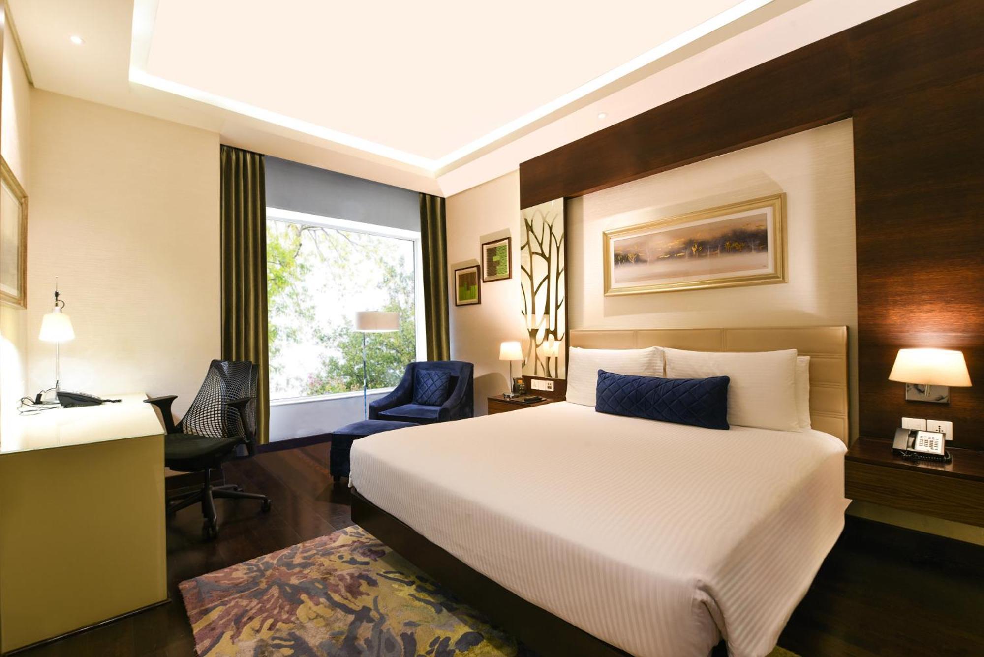 Doubletree By Hilton Gurugram Baani Square Otel Gurgaon Dış mekan fotoğraf