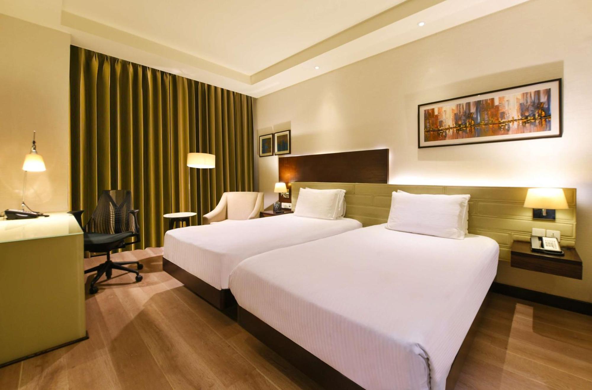 Doubletree By Hilton Gurugram Baani Square Otel Gurgaon Dış mekan fotoğraf