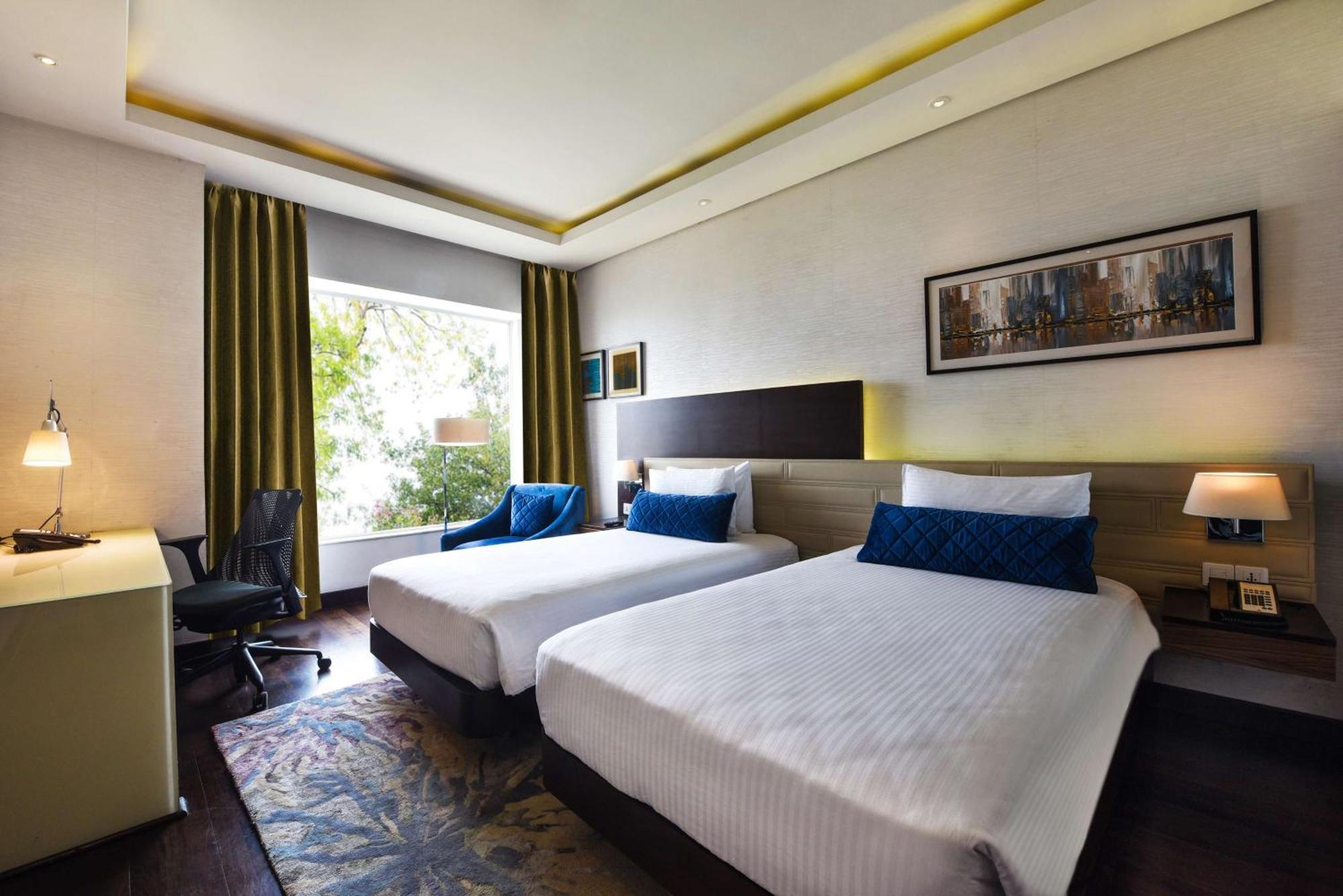 Doubletree By Hilton Gurugram Baani Square Otel Gurgaon Dış mekan fotoğraf