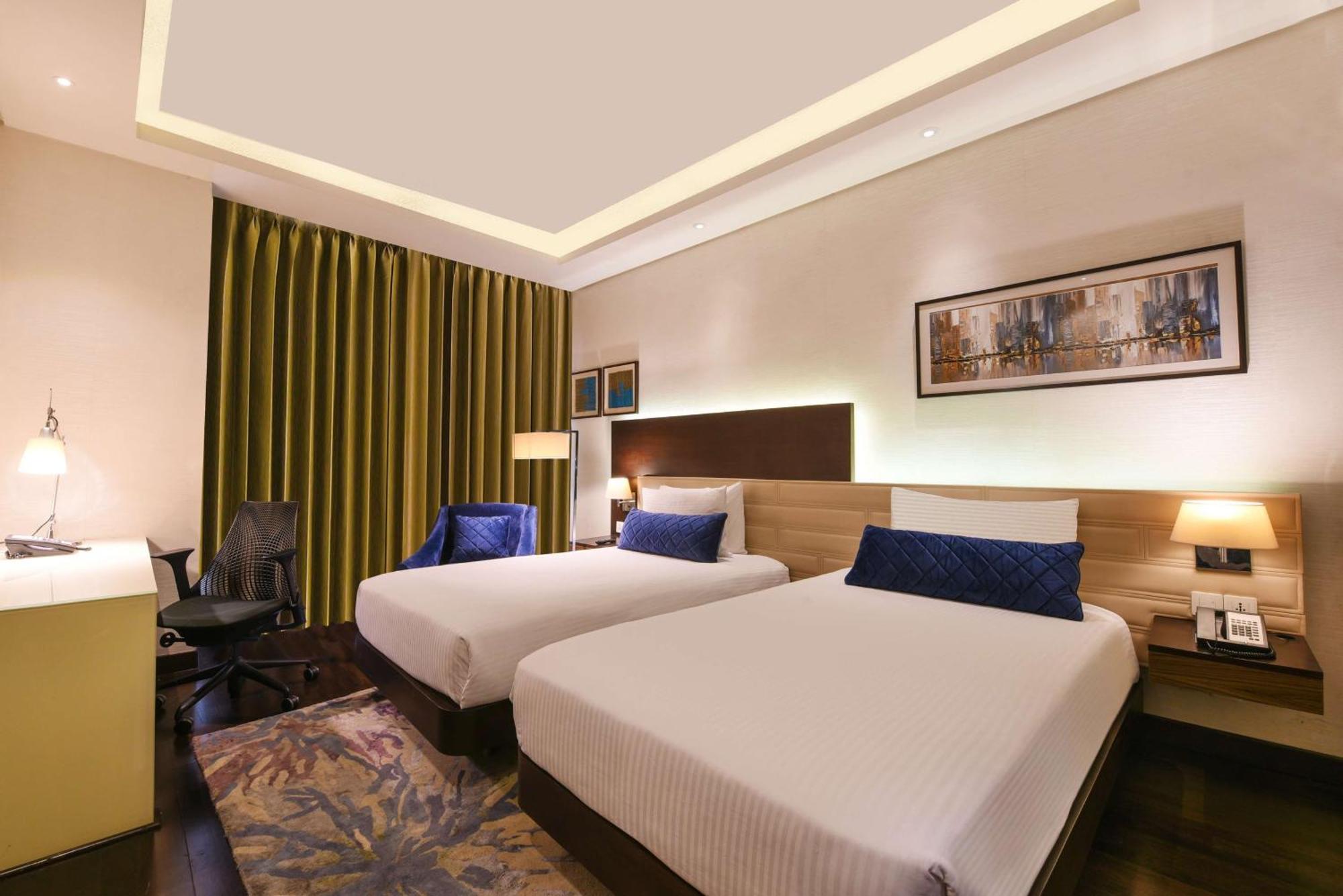 Doubletree By Hilton Gurugram Baani Square Otel Gurgaon Dış mekan fotoğraf