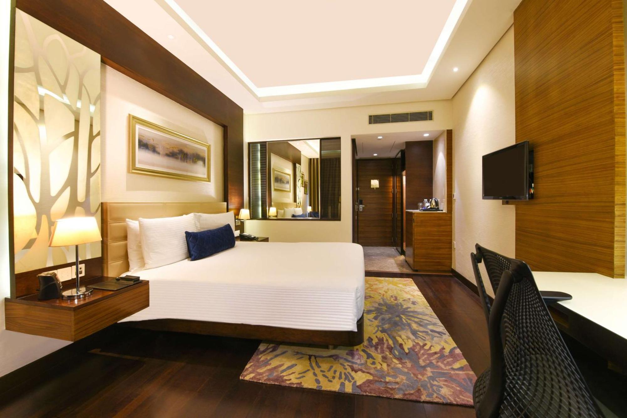Doubletree By Hilton Gurugram Baani Square Otel Gurgaon Dış mekan fotoğraf