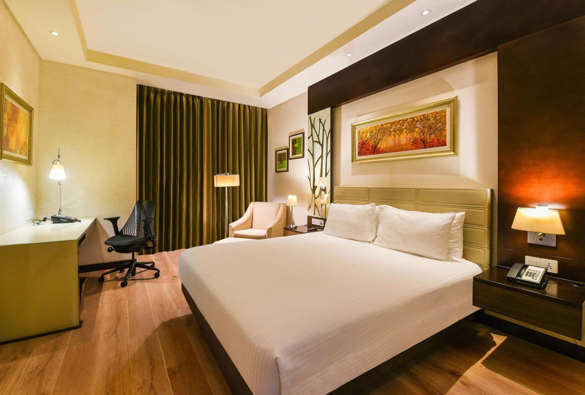 Doubletree By Hilton Gurugram Baani Square Otel Gurgaon Dış mekan fotoğraf