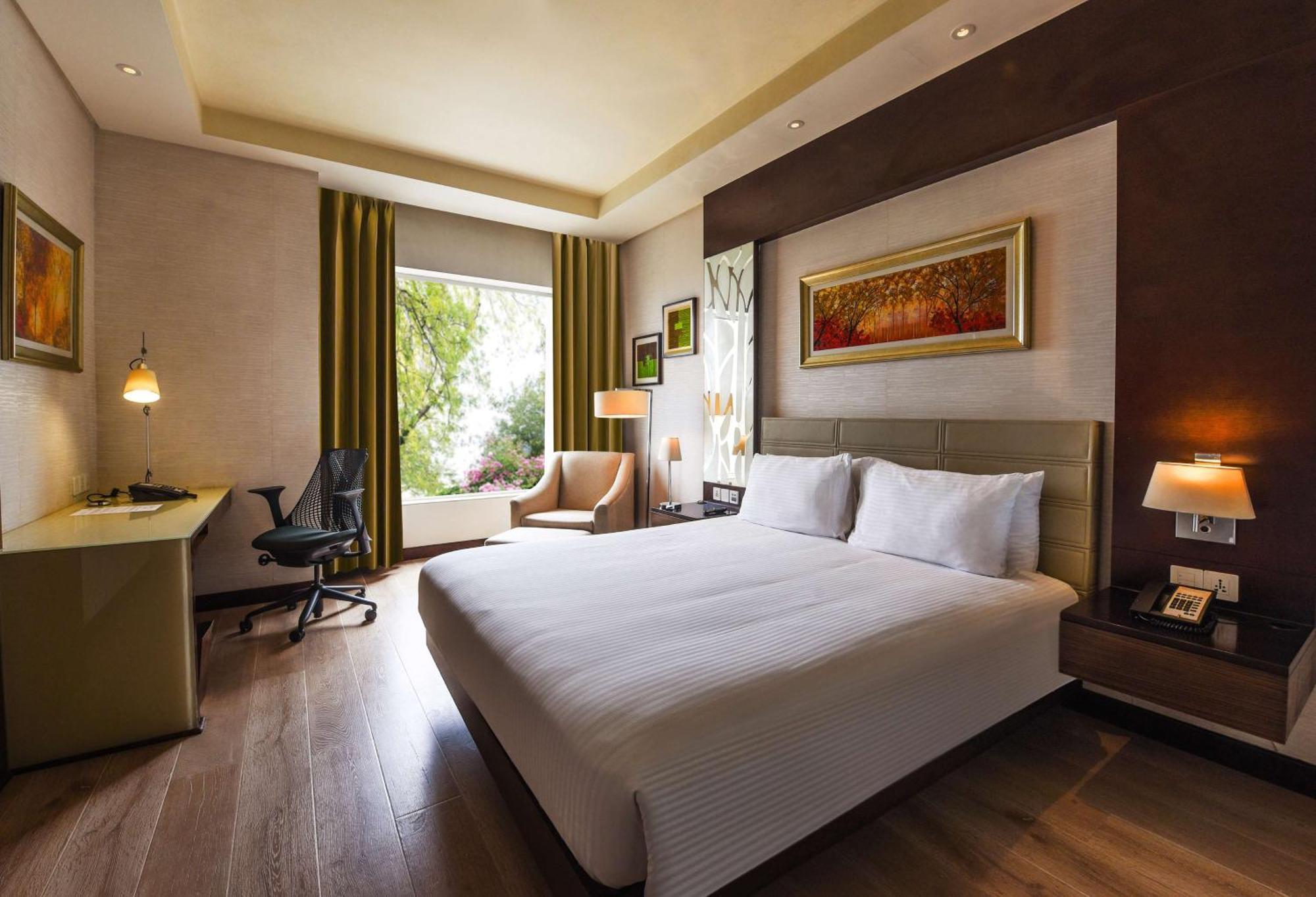 Doubletree By Hilton Gurugram Baani Square Otel Gurgaon Dış mekan fotoğraf