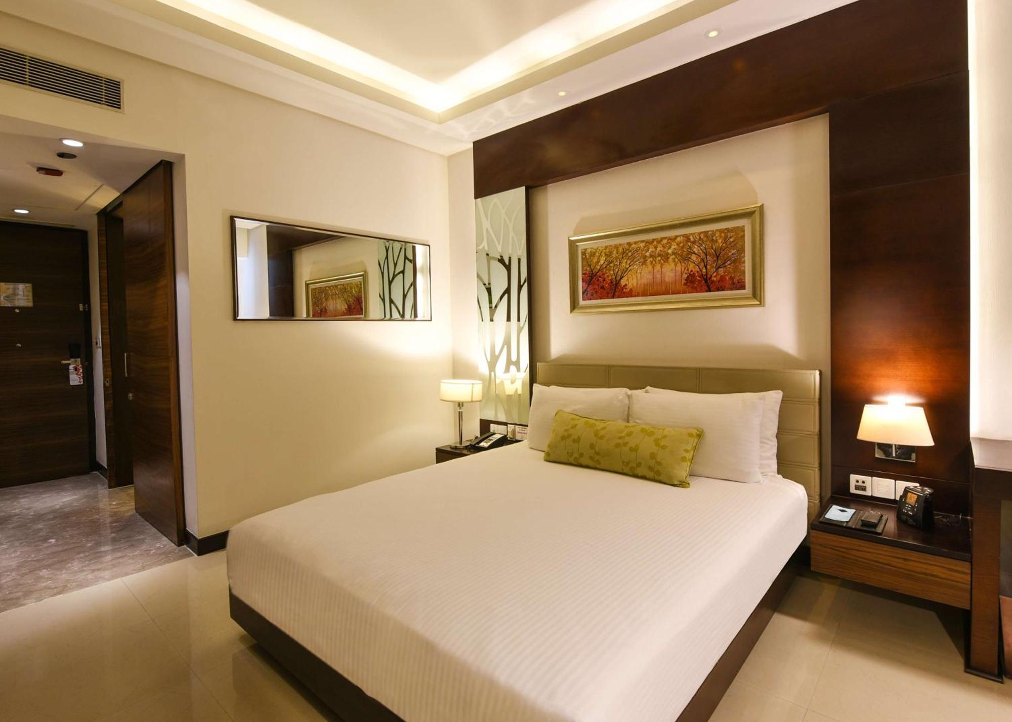 Doubletree By Hilton Gurugram Baani Square Otel Gurgaon Dış mekan fotoğraf