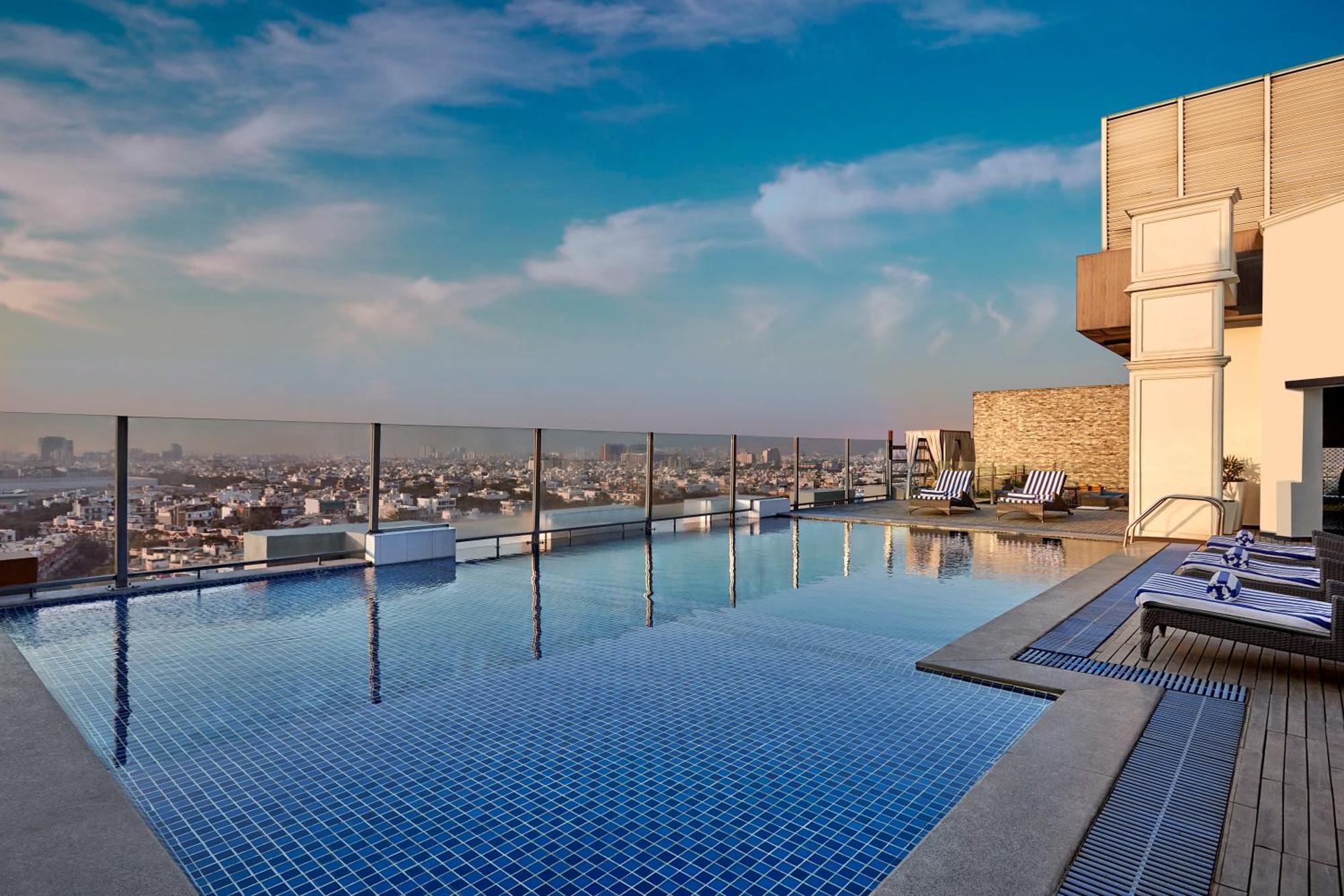 Doubletree By Hilton Gurugram Baani Square Otel Gurgaon Dış mekan fotoğraf
