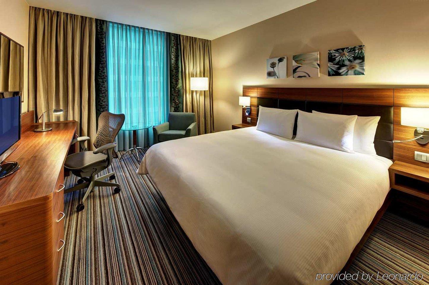 Doubletree By Hilton Gurugram Baani Square Otel Gurgaon Oda fotoğraf
